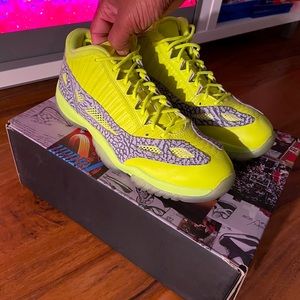 Air Jordan 11 Retro low IE ‘Volt’